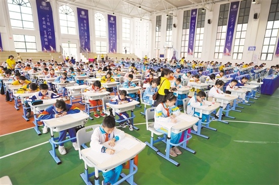 惊！马鞍山上百名小学生齐聚大华广场，只为见他一面——大华第二小学的温暖瞬间